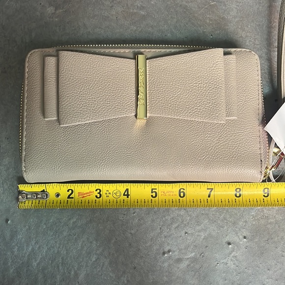 New with tags Betsey Johnson Cream Colored Zip Around Wallet Wristlet - Picture 9 of 10